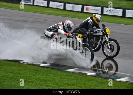 Troy Corser crea un onda di prua cercando di superare John McGuinness, non ha funzionato. Troy Corser, Sebastian Gutsch, BMW R5SS, Glen inglese, Foto Stock