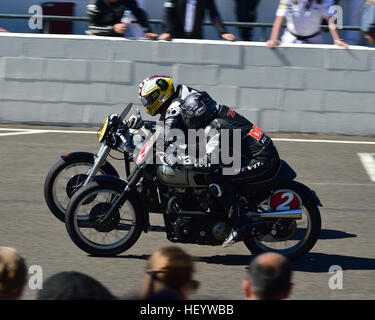 Glen inglese, John McGuinness, Norton Manx, Roger Ashby, Brian Morrison, Triumph Thunderbird, Barry Sheene Memorial Trophy, Goodwood 2016, 201 Foto Stock