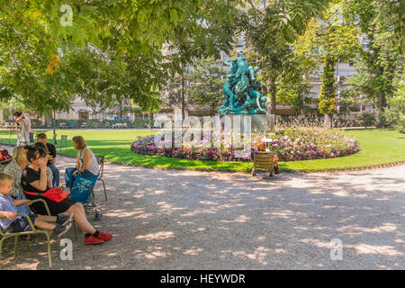 Persone rilassante nei giardini di lussemburgo Foto Stock