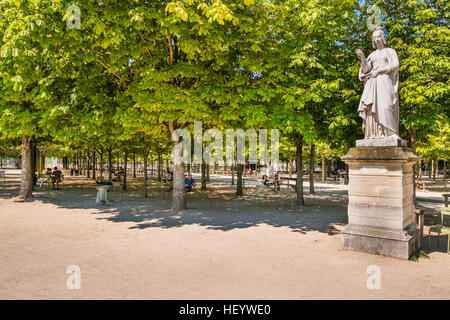 Persone rilassante nell'ombra nei giardini di Lussemburgo, scultura mostra Anne de Bretagne sulla destra Foto Stock