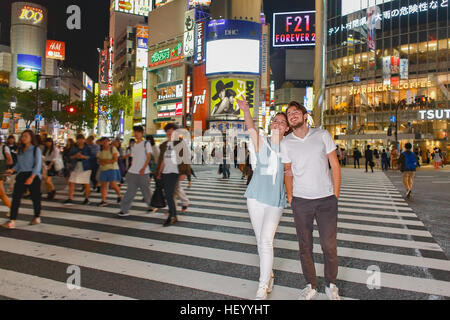 Coppia caucasica godendo sightseeing in Tokyo, Giappone Foto Stock