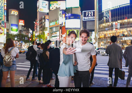 Coppia caucasica godendo sightseeing in Tokyo, Giappone Foto Stock