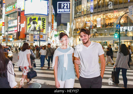 Coppia caucasica godendo sightseeing in Tokyo, Giappone Foto Stock