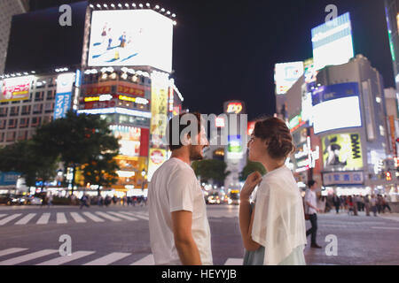 Coppia caucasica godendo sightseeing in Tokyo, Giappone Foto Stock