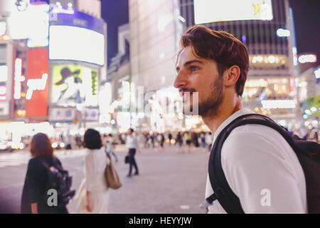 Uomo caucasico godendo sightseeing in Tokyo, Giappone Foto Stock