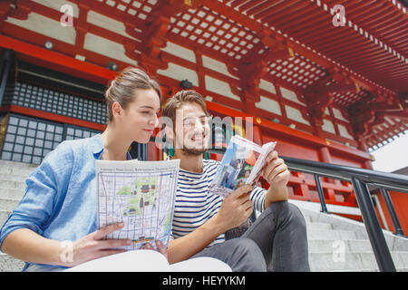 Coppia caucasica godendo sightseeing in Tokyo, Giappone Foto Stock