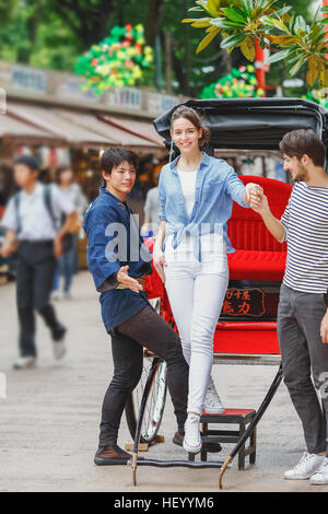 Coppia caucasica godendo sightseeing in Tokyo, Giappone Foto Stock