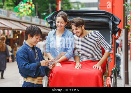 Coppia caucasica godendo sightseeing in Tokyo, Giappone Foto Stock