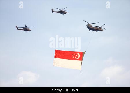 Singapore Giornata Nazionale elicotteri battenti bandiera air force orgoglio nazione celebrazione volo Foto Stock