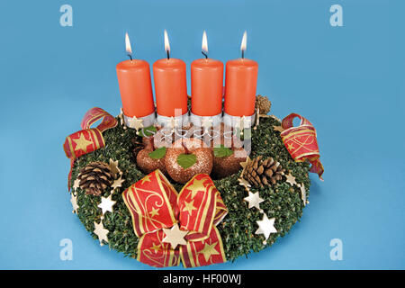 Quattro candele su un avvento wreat Foto Stock