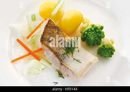Piatto di frutti di mare: filetto di luccioperca con patate bollite, piallato finocchio, finemente le carote affettate, Romanesco broccoli e aneto Foto Stock