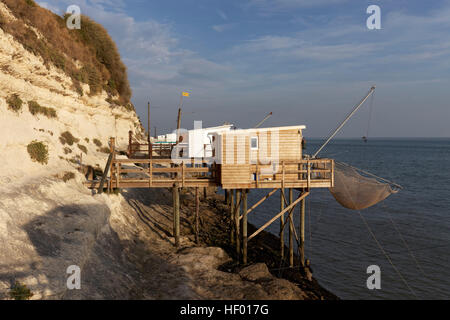 La pesca tradizionale di capanne costruite su palafitte con reti da pesca sulla riva, estuario Gironde, Meschers sur Gironde, Cote de Beaute Foto Stock