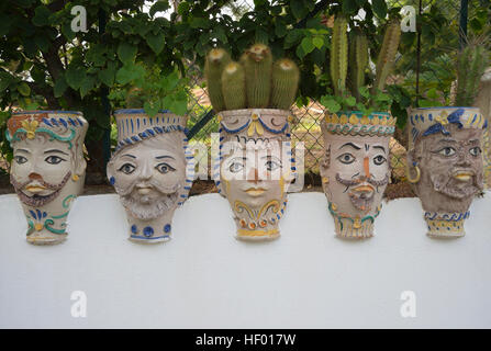 Facce dipinte su ceramica siciliana fioriere, Moresco fioriere, isola di Vulcano, Isole Eolie, Italia Foto Stock