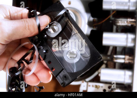 Mano azienda cassetta audio tape, inceppamento del nastro inceppato (nastro) Foto Stock