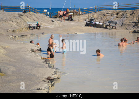 Bagnanti godendo di fango vulcanico, hot springs, isola di Vulcano, Isole Eolie, Italia Foto Stock