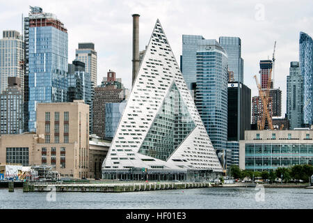 VIA 57 West, a forma di piramide edificio di appartamenti, con skyline, architetti Bjarke Ingels Group, il fiume Hudson, Hell's Kitchen Foto Stock