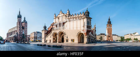 Panorama della piazza del mercato (Rynek) in Cracow Polonia con il Rinascimento trasportatori' Hall (Sukiennice), Santa Maria la Chiesa e la città medievale di Hall Foto Stock