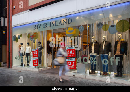 Southport, Merseyside, Regno Unito. 24 dicembre, 2016. Pre Boxing Day Vendite. Negozi in città sono ora la visualizzazione di vendita timidi segni e qualche piano chiusura anticipata come si preparano per una vendita Bonanza. Last minute acquirenti sono approfittando di sconti fino al 50% su prodotti selezionati. Credito: MediaWorldImages/Alamy Live News Foto Stock