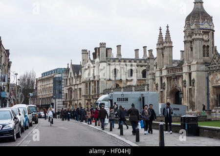 Cambridge, Regno Unito. 24 dicembre, 2016. BBC Radio al di fuori di Kings College Chapel, per Carol annuale servizio in Cambridge. 24 Dicembre 2016 ©Ben Perry/Alamy Live News Foto Stock