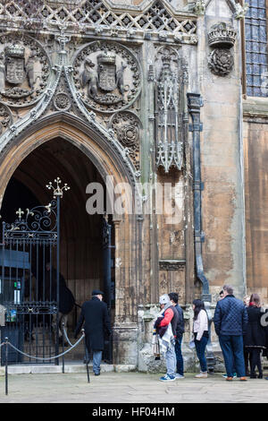 Cambridge, Regno Unito. 24 dicembre, 2016. Cambridge, Inghilterra - 24 dicembre 2016, la gente in coda per l'annuale carol service al Kings College Chapel. ©Ben Perry/Alamy Live News Foto Stock