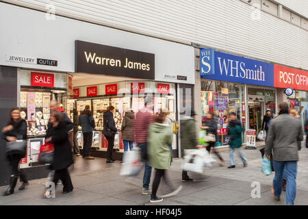 Southport, Merseyside, Regno Unito. 24 dicembre, 2016. Pre Boxing Day Vendite. Negozi in città sono ora la visualizzazione di vendita timidi segni e qualche piano chiusura anticipata come si preparano per una vendita Bonanza nelle prossime 48 ore. Last minute acquirenti sono approfittando di sconti fino al 50% su prodotti selezionati. Credito: MediaWorldImages/Alamy Live News Foto Stock