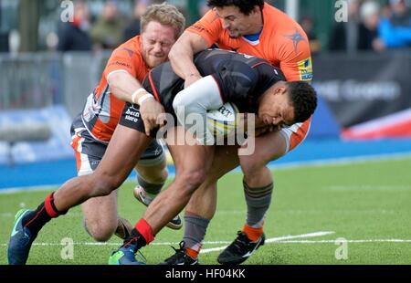 Londra, Regno Unito. 24 dicembre, 2016. 24.12.5.2016 AVIVA Rugby Premier League Saraceni v Newcastle at Allianz Park azione durante il match che è stato vinto saraceni la partita è stata vinta dai Saraceni 21-6 © Leo Mason/Alamy Live News Foto Stock