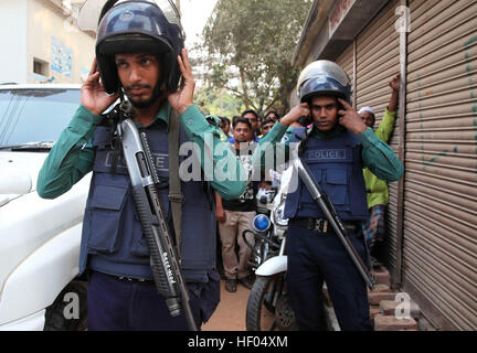 Dacca in Bangladesh. 24 dicembre, 2016. Bangladesh dei funzionari di polizia reacat e stand alert sulla scena di un'operazione di tempesta un presunto militante nascondiglio in Dhaka sul dicembre 24, 2016 come un team dall'unità di lotta contro il terrorismo di Dhaka Metropolitan Police cordoned fuori da un edificio di tre piani nella capitale. Due militanti femmina lungo con due bambini si arrese ai poliziotti, 1 femmina e un militante teen si sono uccisi durante il raid della polizia per esplosione di giubbotto suicida al di fuori della loro den mentre agiscono per arrendersi alla cop. © Monirul Alam © Monirul Alam/ZUMA filo/Alamy Live News Foto Stock