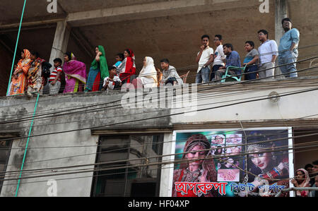 Dacca in Bangladesh. 24 dicembre, 2016. Bengalese persone locali stand sul roof top di osservare la scena di un'operazione di tempesta un presunto militante nascondiglio in Dhaka sul dicembre 24, 2016 come un team dall'unità di lotta contro il terrorismo di Dhaka Metropolitan Police cordoned fuori da un edificio di tre piani nella capitale. Due militanti femmina lungo con due bambini si arrese ai poliziotti, 1 femmina e un militante teen si sono uccisi durante il raid della polizia per esplosione di giubbotto suicida al di fuori della loro den mentre agiscono per arrendersi alla cop. © Monirul Alam © Monirul Alam/ZUMA filo/Alamy Live News Foto Stock