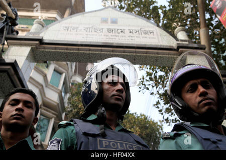 Dacca in Bangladesh. 24 dicembre, 2016. Bangladesh dei funzionari di polizia stand alert sulla scena di un'operazione di tempesta un presunto militante nascondiglio in Dhaka sul dicembre 24, 2016 come un team dall'unità di lotta contro il terrorismo di Dhaka Metropolitan Police cordoned fuori da un edificio di tre piani nella capitale. Due militanti femmina lungo con due bambini si arrese ai poliziotti, 1 femmina e un militante teen si sono uccisi durante il raid della polizia per esplosione di giubbotto suicida al di fuori della loro den mentre agiscono per arrendersi alla cop. © Monirul Alam © Monirul Alam/ZUMA filo/Alamy Live News Foto Stock