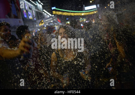 Il Bukit Bintang, Kuala Lumpur, Malesia. 24 dicembre, 2016. Persone spruzza neve artificiale durante la vigilia di Natale le celebrazioni in Kuala Lumpur. © Kepy/ZUMA filo/Alamy Live News Foto Stock