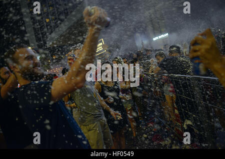 Il Bukit Bintang, Kuala Lumpur, Malesia. 24 dicembre, 2016. Persone spruzza neve artificiale durante la vigilia di Natale le celebrazioni in Kuala Lumpur. © Kepy/ZUMA filo/Alamy Live News Foto Stock