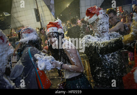 Il Bukit Bintang, Kuala Lumpur, Malesia. 24 dicembre, 2016. Persone spruzza neve artificiale durante la vigilia di Natale le celebrazioni in Kuala Lumpur. © Kepy/ZUMA filo/Alamy Live News Foto Stock
