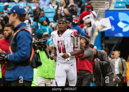 Charlotte, North Carolina, Stati Uniti d'America. 24 dicembre, 2016. Atlanta Falcons wide receiver Julio Jones (11) presso la Bank of America Stadium di Charlotte, NC. Atlanta Falcons andare a vincere da 33 a 16 sopra il Carolina Panthers. © Jason Walle/ZUMA filo/Alamy Live News Foto Stock