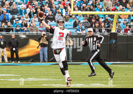 Charlotte, North Carolina, Stati Uniti d'America. 24 dicembre, 2016. Atlanta Falcons quarterback Matt Ryan (2) durante l'azione di gioco presso la Bank of America Stadium di Charlotte, NC. Atlanta Falcons andare a vincere da 33 a 16 sopra il Carolina Panthers. © Jason Walle/ZUMA filo/Alamy Live News Foto Stock