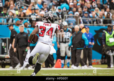 Charlotte, North Carolina, Stati Uniti d'America. 24 dicembre, 2016. Atlanta Falcons cornerback Brian Poole (34) Intercettazione presso la Bank of America Stadium di Charlotte, NC. Atlanta Falcons andare a vincere da 33 a 16 sopra il Carolina Panthers. © Jason Walle/ZUMA filo/Alamy Live News Foto Stock