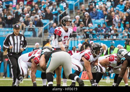 Charlotte, North Carolina, Stati Uniti d'America. 24 dicembre, 2016. Atlanta Falcons quarterback Matt Ryan (2) durante l'azione di gioco presso la Bank of America Stadium di Charlotte, NC. Atlanta Falcons andare a vincere da 33 a 16 sopra il Carolina Panthers. © Jason Walle/ZUMA filo/Alamy Live News Foto Stock