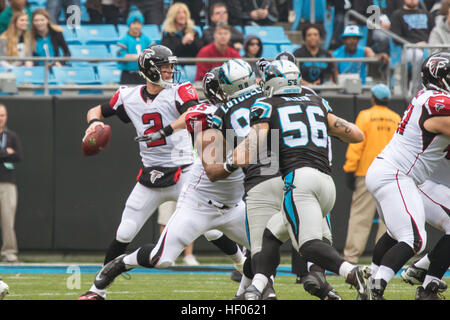 Charlotte, North Carolina, Stati Uniti d'America. 24 dicembre, 2016. Atlanta Falcons quarterback Matt Ryan (2) durante l'azione di gioco presso la Bank of America Stadium di Charlotte, NC. Atlanta Falcons andare a vincere da 33 a 16 sopra il Carolina Panthers. © Jason Walle/ZUMA filo/Alamy Live News Foto Stock