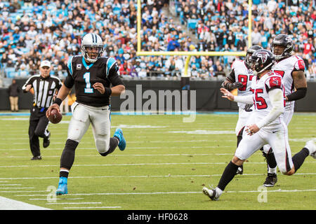 Charlotte, North Carolina, Stati Uniti d'America. 24 dicembre, 2016. Carolina Panthers quarterback Cam Newton (1) durante l'azione di gioco presso la Bank of America Stadium di Charlotte, NC. Atlanta Falcons andare a vincere da 33 a 16 sopra il Carolina Panthers. © Jason Walle/ZUMA filo/Alamy Live News Foto Stock