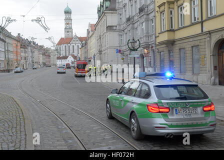 Augsburg, Germania. 25 Dic, 2016. Un veicolo della polizia guida attraverso un quasi vuoto Maximilianstrasse a Augsburg, Germania, 25 dicembre 2016. Per disinnescare di una vecchia bomba aerea, alcuni 54.000 residenti hanno dovuto abbandonare i loro appartamenti entro un chilometro 1,5 Raggio di dove la bomba è stato scoperto. Foto: Stefan Puchner/dpa/Alamy Live News Foto Stock