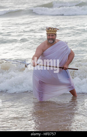 Bournemouth, Dorset, Regno Unito. 25 Dic 2016. Giorno di Natale 25 dicembre 2016. Tuffo bianco di Natale a Boscombe, Bournemouth, Dorset, Regno Unito. Coraggiosi volontari si tuffano nel freddo mare agitoso per una nuotata, per la nona nuotata annuale di Natale mattina, vestiti con costumi di fantasia e raccogliere soldi per Macmillan cura locale a Christchurch, una Specialist Palliative Care Unit per i pazienti nella comunità locale. Centinaia di persone partecipano all'evento che è diventato una tradizione popolare per molti prima del pranzo. © Carolyn Jenkins/Alamy Live News Foto Stock