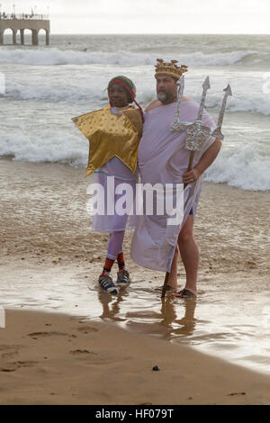 Bournemouth, Dorset, Regno Unito. 25 Dic 2016. Giorno di Natale 25 dicembre 2016. Tuffo bianco di Natale a Boscombe, Bournemouth, Dorset, Regno Unito. Coraggiosi volontari si tuffano nel freddo mare agitoso per una nuotata, per la nona nuotata annuale di Natale mattina, vestiti con costumi di fantasia e raccogliere soldi per Macmillan cura locale a Christchurch, una Specialist Palliative Care Unit per i pazienti nella comunità locale. Centinaia di persone partecipano all'evento che è diventato una tradizione popolare per molti prima del pranzo. © Carolyn Jenkins/Alamy Live News Foto Stock