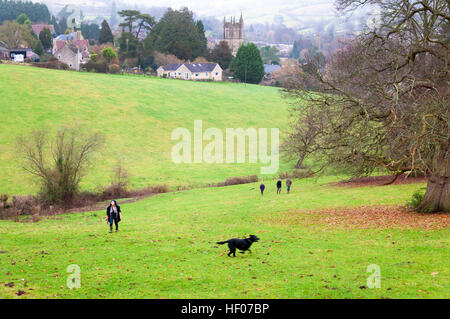 Batheaston, Somerset, Inghilterra, Regno Unito meteo. Il 25 dicembre 2016. La gente fuori a camminare su un mite ma umida mattina di Natale. © Richard Wayman/Alamy Live News Foto Stock