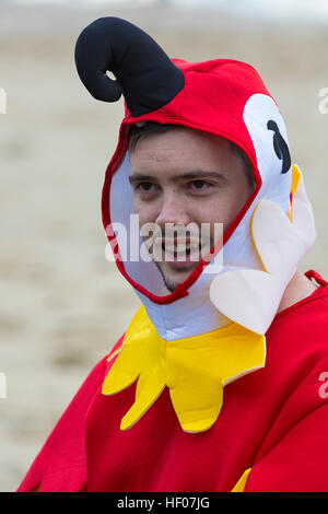 Bournemouth, Dorset, Regno Unito. 25 Dic 2016. Giorno di Natale 25 dicembre 2016. Tuffo bianco di Natale a Boscombe, Bournemouth, Dorset, Regno Unito. Coraggiosi volontari si tuffano nel freddo mare agitoso per una nuotata, per la nona nuotata annuale di Natale mattina, vestiti con costumi di fantasia e raccogliere soldi per Macmillan cura locale a Christchurch, una Specialist Palliative Care Unit per i pazienti nella comunità locale. Centinaia di persone partecipano all'evento che è diventato una tradizione popolare per molti prima del pranzo. © Carolyn Jenkins/Alamy Live News Foto Stock