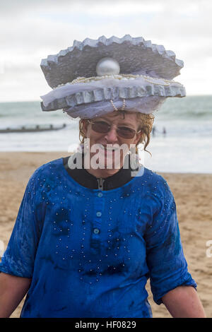 Giorno di Natale 25 dicembre 2016. Tuffo bianco di Natale a Boscombe, Bournemouth, Dorset, Regno Unito. Coraggiosi volontari si tuffano nel freddo mare agitoso per una nuotata, per la nona nuotata annuale di Natale mattina, vestiti con costumi di fantasia e raccogliere soldi per Macmillan cura locale a Christchurch, una Specialist Palliative Care Unit per i pazienti nella comunità locale. Centinaia di persone partecipano all'evento che è diventato una tradizione popolare per molti prima del pranzo. © Carolyn Jenkins/Alamy Live News Foto Stock