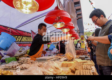 Nannin, Nannin, Cina. 24 dicembre, 2016. Nanning, CINA-24 dicembre 2016: (solo uso editoriale. Cina OUT) .L'International Food Festival si terrà in Nanning, capitale del sud-ovest della Cina di Guangxi Zhuang Regione autonoma su dicembre 24th, 2016 con più di 100 tipi di snack deliziosi provenienti da diversi paesi. Le persone possono godere di involtini primavera dal Vietnam, Sushi dal Giappone, Masala tè provenienti da India, arrosti di manzo provenienti da Stati Uniti e altri piatti gustosi al festival. © SIPA Asia/ZUMA filo/Alamy Live News Foto Stock