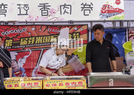 Nannin, Nannin, Cina. 24 dicembre, 2016. Nanning, CINA-24 dicembre 2016: (solo uso editoriale. Cina OUT) .L'International Food Festival si terrà in Nanning, capitale del sud-ovest della Cina di Guangxi Zhuang Regione autonoma su dicembre 24th, 2016 con più di 100 tipi di snack deliziosi provenienti da diversi paesi. Le persone possono godere di involtini primavera dal Vietnam, Sushi dal Giappone, Masala tè provenienti da India, arrosti di manzo provenienti da Stati Uniti e altri piatti gustosi al festival. © SIPA Asia/ZUMA filo/Alamy Live News Foto Stock