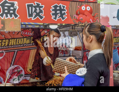 Nannin, Nannin, Cina. 24 dicembre, 2016. Nanning, CINA-24 dicembre 2016: (solo uso editoriale. Cina OUT) .L'International Food Festival si terrà in Nanning, capitale del sud-ovest della Cina di Guangxi Zhuang Regione autonoma su dicembre 24th, 2016 con più di 100 tipi di snack deliziosi provenienti da diversi paesi. Le persone possono godere di involtini primavera dal Vietnam, Sushi dal Giappone, Masala tè provenienti da India, arrosti di manzo provenienti da Stati Uniti e altri piatti gustosi al festival. © SIPA Asia/ZUMA filo/Alamy Live News Foto Stock