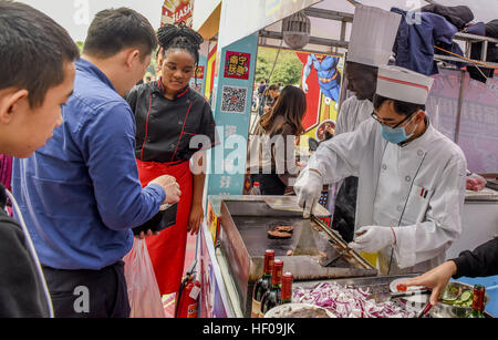 Nannin, Nannin, Cina. 24 dicembre, 2016. Nanning, CINA-24 dicembre 2016: (solo uso editoriale. Cina OUT) .L'International Food Festival si terrà in Nanning, capitale del sud-ovest della Cina di Guangxi Zhuang Regione autonoma su dicembre 24th, 2016 con più di 100 tipi di snack deliziosi provenienti da diversi paesi. Le persone possono godere di involtini primavera dal Vietnam, Sushi dal Giappone, Masala tè provenienti da India, arrosti di manzo provenienti da Stati Uniti e altri piatti gustosi al festival. © SIPA Asia/ZUMA filo/Alamy Live News Foto Stock