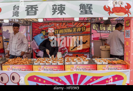 Nannin, Nannin, Cina. 24 dicembre, 2016. Nanning, CINA-24 dicembre 2016: (solo uso editoriale. Cina OUT) .L'International Food Festival si terrà in Nanning, capitale del sud-ovest della Cina di Guangxi Zhuang Regione autonoma su dicembre 24th, 2016 con più di 100 tipi di snack deliziosi provenienti da diversi paesi. Le persone possono godere di involtini primavera dal Vietnam, Sushi dal Giappone, Masala tè provenienti da India, arrosti di manzo provenienti da Stati Uniti e altri piatti gustosi al festival. © SIPA Asia/ZUMA filo/Alamy Live News Foto Stock