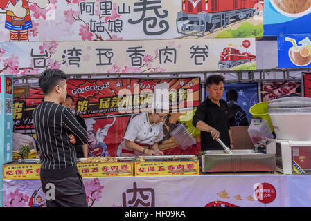 Nannin, Nannin, Cina. 24 dicembre, 2016. Nanning, CINA-24 dicembre 2016: (solo uso editoriale. Cina OUT) .L'International Food Festival si terrà in Nanning, capitale del sud-ovest della Cina di Guangxi Zhuang Regione autonoma su dicembre 24th, 2016 con più di 100 tipi di snack deliziosi provenienti da diversi paesi. Le persone possono godere di involtini primavera dal Vietnam, Sushi dal Giappone, Masala tè provenienti da India, arrosti di manzo provenienti da Stati Uniti e altri piatti gustosi al festival. © SIPA Asia/ZUMA filo/Alamy Live News Foto Stock